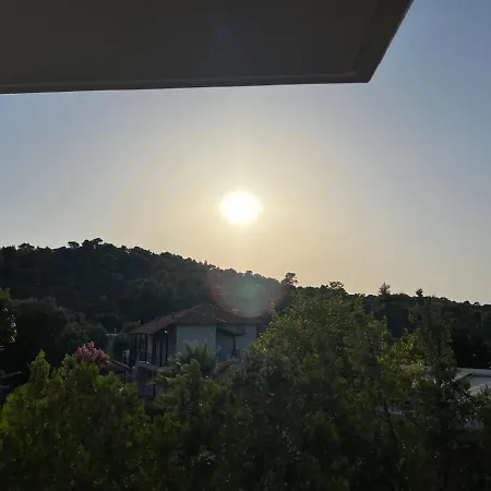 House Seafront Latoura بيت للعطل *